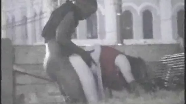 او ضرب و شتم حرامزاده و وارد مهبل (واژن) از یک بازیکن سکس زن با لوله کش