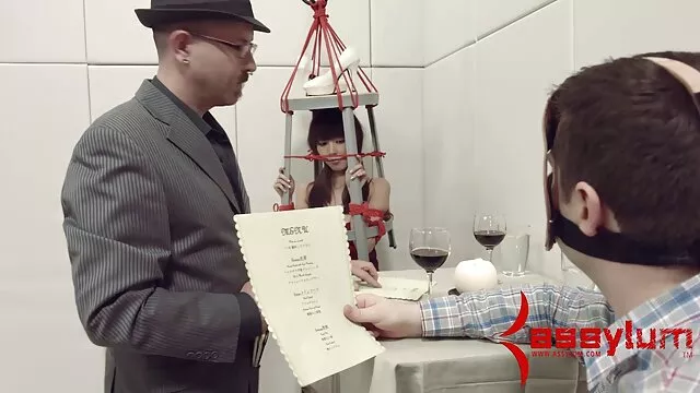 جی مک اخم در بی اشتها, زن میانسال سکسی آلینا غرب و تغذیه تقدیر او