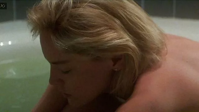 او از لحظه ای استفاده کرد و مادر سکس چند مرد یک زن دختر را فریب داد