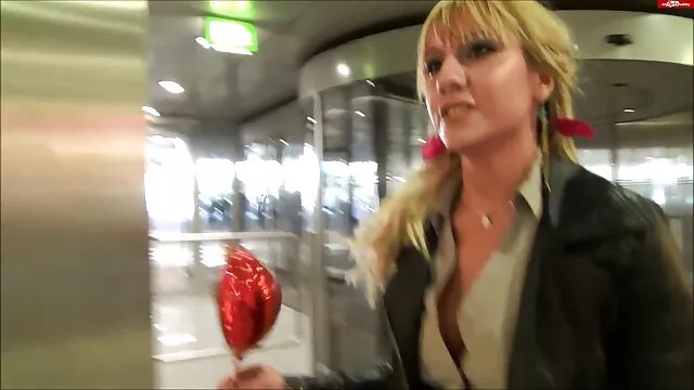 یک دختر با دوست دختر زن و شوهر سکسی خود را