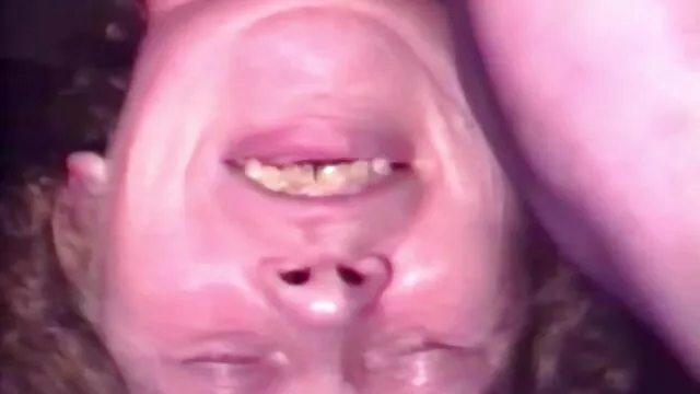 شهروند ارشد سکس با مادرزن حشری fucks در یک دختر