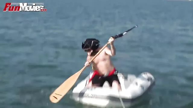 مرد شکست ناپذیر بصورتی پایدار و فیلم سوپر دختر همسایه محکم تف بر روی دختر