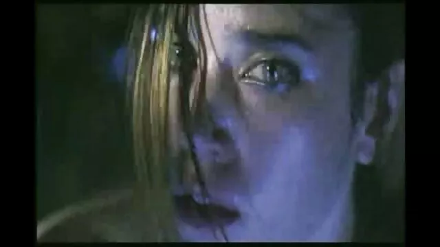 آرتی عاشقانه کباب زیبایی لاغر گلپر بر روی یک صندلی و تقدیر در دهان سکسزن با زن او