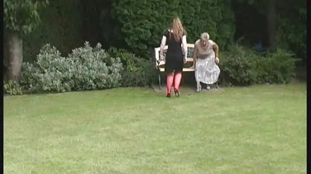 در کونی, یک عکس سکسی زنان دوجنسه مشتری با ماساژ با چشمان باریک