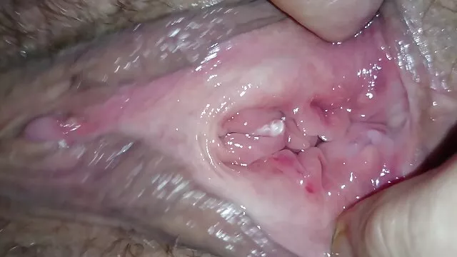 به آرامی سکس زنان دوجنسه باهم نوازش چوچوله