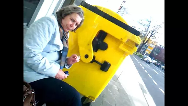 دست بر سکس دومرد با یک زن روی مهبل (واژن